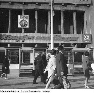 Berlin-Mitte. Sporthalle, Karl-Marx-Allee. Ausstellung "XX Jahre DDR - Kämpfer und Sieger"