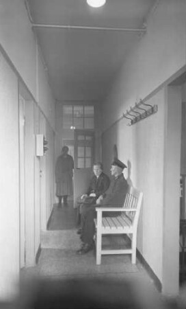 Wildbad Empfangsgebäude Korridor Wartebank Bahnkunden Bahnbediensteter