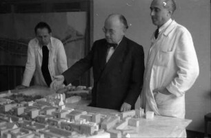 Stuttgart: Die Leiter des Stadtbauamtes vor Stadtmodell, Heier, Baudirektor Gonser, Kesseler