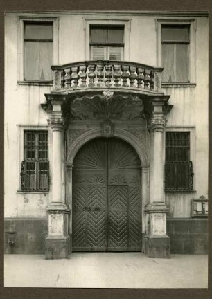 Rathaus, nördl. Seite, Maximilianstr. Tor, Haupteingang. Am Bogenstein Stadtwappen, 1724