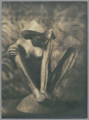 Hockende auf der Kugel, 1921, Bronze