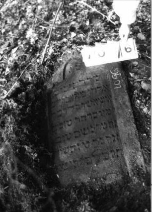 Grabstein 1096 (Index: 99751146) Material: Sandstein Zustand: gut, Stele liegend Maße HxBxT: 110x63x10 cm Beschreibung: Stele, doppelt eingezogener Rundbogenabschluß, Schriftfeld eingetieft: Grabstein 1096