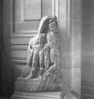 Fragment eines Sarkophages: Herkules und Attis?