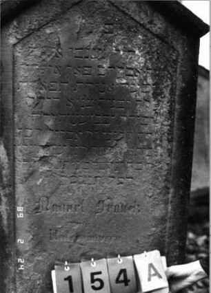 Grabstein 154 (Index: 99751980) Material: Sandstein Zustand: abgeblättert mit Textverlust Maße HxBxT: 158x59x11 cm Beschreibung: Stele, Sockel, giebelartiger Abschluß mit Verdachung, Schriftfeld eingetieft Besonderheit: Zitat Proverbia 12, 4 und 31, 10: Grabstein 154A