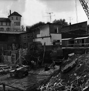 Firma Carl Hoffmann: Hindenburgstraße: Elektrohandel: Neubau: Fundament: Blick in Baugrube mit Baumaterial, Baumaschinen und Arbeitern: hinten weitere Gebäudeteile: hinten links Gebäude der Volksschule