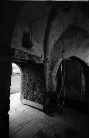 Neudenau: Kirchenraum und Hufeisentür der St. Gangolf-Kapelle von innen