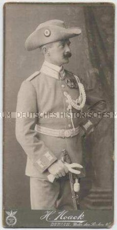 Friedrich Freiherr von Schönau-Wehr, Oberleutnant der Kaiserlichen Schutztruppe, mit Ordensspange