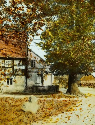 Steinkreuz : Neundorf auf dem Eigen. Steinkreuz mit eingeritztem Kreuz im Ort an der Straße nach Großhennersdorf