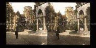 Schlosshof mit Brunnenhalle und Ottheinrichsbau