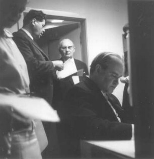 David Oistrach (1908-1974; Geiger) nach dem Konzert von Tschaikowskis Violinkonzert mit der Staatskapelle Dresden. Erfüllen von Autogrammwünschen in der Garderobe. Kulturpalast Dresden, 22./23.04.1971