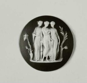 Medaillon mit Relief "Drei Stehende (Grazien?)"