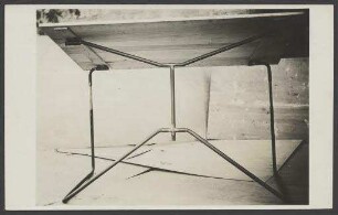 Zeichentisch, für ersten Wohnraum Berlin, 1931 bis 32 (Fotopostkarte)