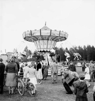 Volks- und Schützenfest: Schützenverein Klein Wesenberg und Umgebung von 1919 e.V.: Festwiese "Wesenberger Tannen" mit Kettenkarussell: im Vordergrund Besucher