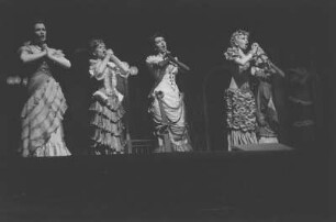Szenenbilder aus der Operette "Die lustige Witwe" von Franz Lehár am Metropol-Theater Berlin