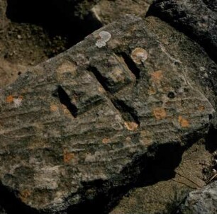 Phaistos. Palast. Steinmetzzeichen Dreizack vor den königlichen Gemächern