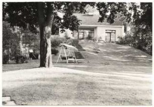 Garten Dir. Harald Schweitzer, Berlin-Grunewald: Blick zum Wohnhaus mit Treppe aus dem Garten, Hollywoodschaukel