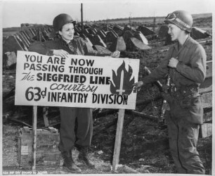 Marlene Dietrich an den Panzersperren des Westwalls, von den Alliierten Siegfried-Linie genannt, (Kirchheimbolanden, März 1945) (Archivtitel)