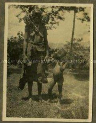 Waschamba-Frau mit einem Kleinkind