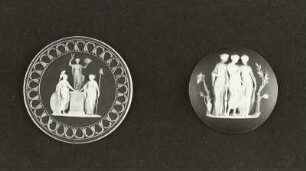 Medaille und Medaillon mit Relief "Drei Stehende (Grazien?)"
