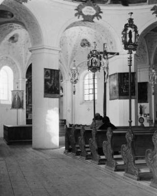 Garmisch-Partenkirchen. Wallfahrtskirche (1708 und 1738-1739). Inneres mit Gestühl und Kruzifix