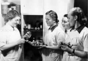 Arbeitsmaiden des Reichsarbeitdientes bei der medizinischen Ausbildung, Medikamentenausgabe