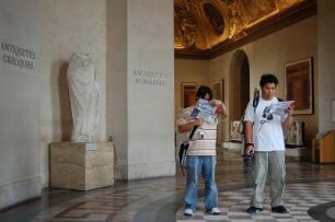 Paris - Menschen im Louvre : Chinesische Touristen in der römische/griechischen Abteilung, Museum Louvre. Paris, 2006