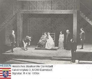 Darmstadt, Landestheater / Szenenbild aus 'Hamlet' von [William] Shakespeare (1564-1616); Regie: Carl Ebert (1887-1980); Bühne/Kostüm: W[ilhelm] Reinking (1896-1985); Hauptrolle: Bernhard Minetti (1905-1998)