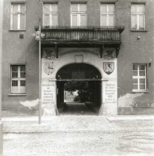 Spremberg, Lange Straße 15/16. Kreissparkasse (ehemaliges Kavalierhaus; 1706, 1843/20. Jh.), Portal und Durchfahrt
