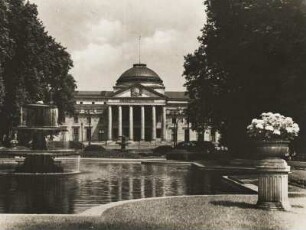 Hessen. Wiesbaden. Ansicht des 1905 im Stil des Neoklassizismus errichteten Kurhauses
