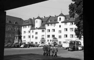 Stuttgart: Schillerplatz mit Kanzleigebäude