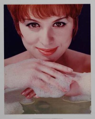 Werbung für DDR Kosmetik auf der Leipziger Messe (Porträt einer jungen Frau beim Wannenbad). Fotografie; 30 x 23,7 cm. 1964