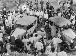 Wagen der Schomburgk-Expedition : Zwei Wagen der Firma Opel im Mittelpunkt einer Menschenmenge