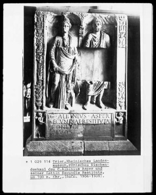Grabmal des Caius Albinius Asper und seiner Frau Secundia Restituta
