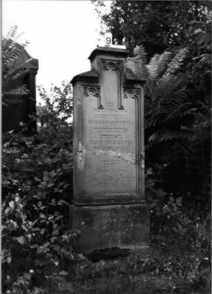 Grabstein 9 (Index: 99804478) Material: Sandstein Zustand: gebroch/repariert/Textverl/verwitt Maße HxBxT: 167x56x23 cm Beschreibung: Stele, getreppter Sockel, getrppter Abschluß, Schrift mit Maßwerk: Grabstein 9