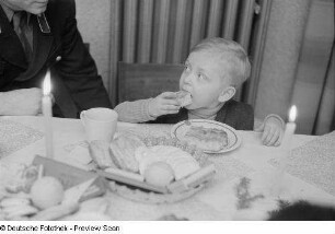 Porträt eines Kuchen essenden Jungen
