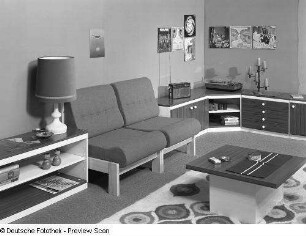 Flachstrecke : Wohnzimmermöbel. Anbauwand (1974; Möbelkombinat Nord (MKN)). Flachstrecke mit Sesseln und Couchtisch