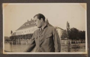 Raimund von Hofmannsthal auf einem Boot im See