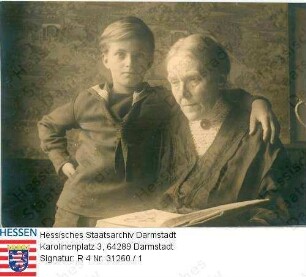 Carrière, Sophie geb. v. Hofmann (1860-1934) / Porträt mit Enkeln / Bild 1: mit Enkel Arnulf Carrière (* 1918) / Bild 2: mit Enkeln Bern (* 1921), 1.v.l., und Arnulf Carrière