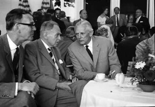 13. Tagung 1963 Medizin; Maikäferrede gehalten von Werner Forßmann: Graf Lennart Bernadotte, Otto Hahn, Adolf Butenandt