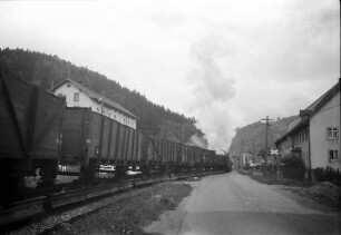 Schönau: Wiesental-Kleinbahn am Bahnübergang bei Schönau