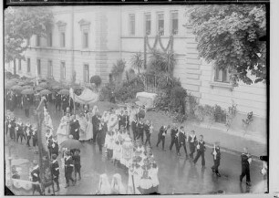 Fronleichnamsprozession in Sigmaringen 1932; Prozession in der Karlstraße vor dem Prinzenbau, im Mittelpunkt Monstranz