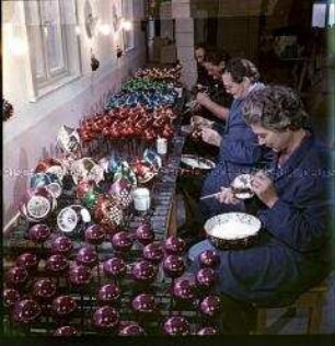 Frauen bemalen Weihnachtsbaumkugeln in Lauscha