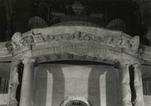 Dresden-Altstadt. Kreuzkirche (1897-1900; R. Schilling, J. Gräbner und 1946/1955; F. Steudtner). Architrav mit Engelsköpfen über westlichem Innenportal