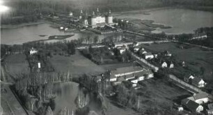 Moritzburg. Gaststätte "Adams Gasthof" mit Adams Teich und Jagdschloss mit Teich. Luftbild-Schrägaufnahme von Südwesten