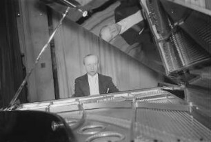 Festveranstaltung zur Eröffnung des Monats der deutsch-polnischen Freundschaft in der Komischen Oper Berlin : Auftritt eines Pianisten