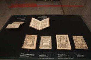SLUB, Ausstellung "Wie Luthers Worte fliegen lernten" : Ausstellungsvitrine "Buchausstattung"