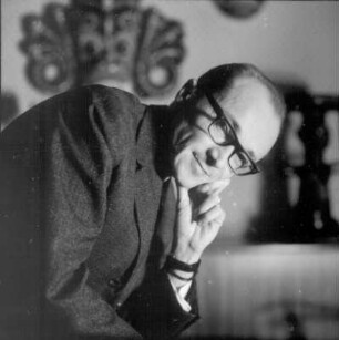 Porträt Prof. Wolfgang Ullrich (1950-1973 Direktor des Zoologischen Gartens Dresden) in seiner Wohnung Wiener Straße