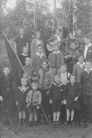 Pioniergruppe des Kommunistischen Jugendverbandes Deutschlands/KJVD aus Bermsgrün, Fahnenträger Fritz Riedel (Mitte) : Pioniergruppe des Kommunistischen Jugendverbandes Deutschlands/KJVD aus Bermsgrün