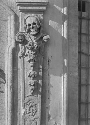 Rechter Pilaster mit Totenkopf