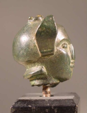 Behelmter Kopf einer etruskischen Kriegerstatuette